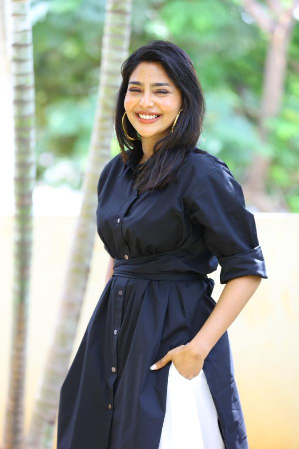 ishwarya-lakshmi-stills-4.jpg