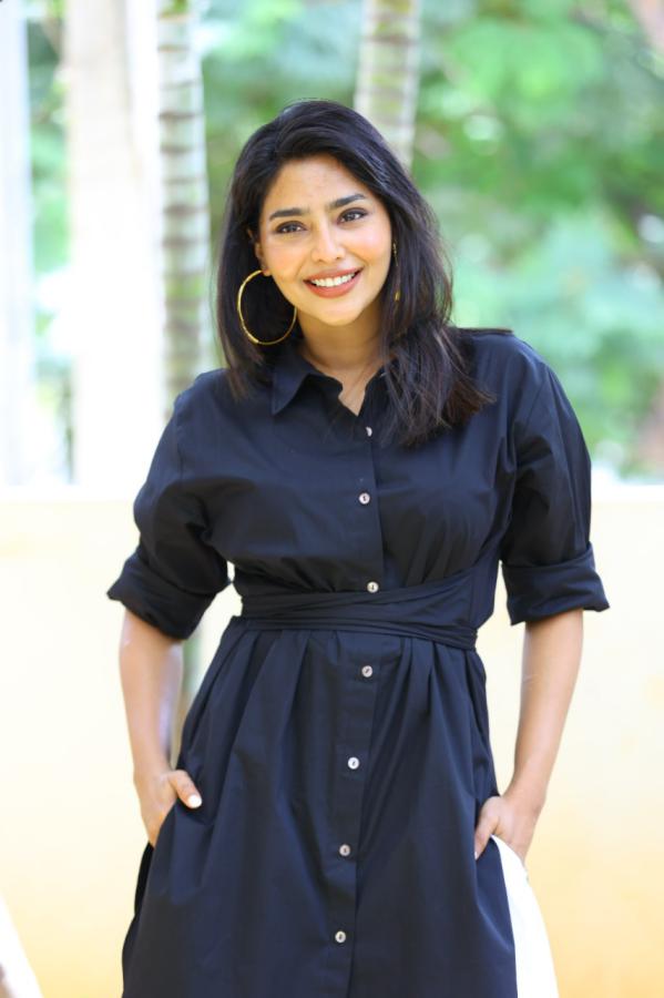 ishwarya-lakshmi-stills-5.jpg