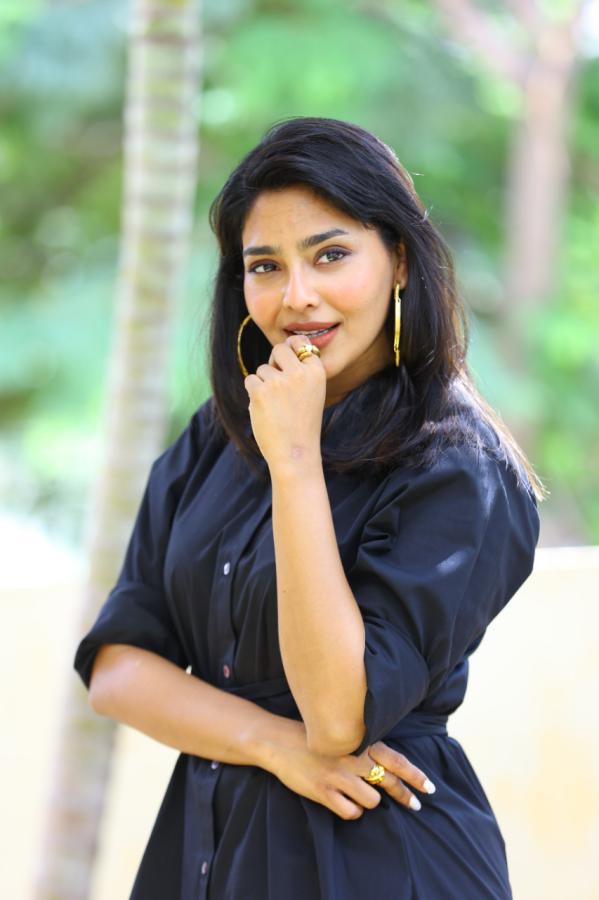 ishwarya-lakshmi-stills-6.jpg