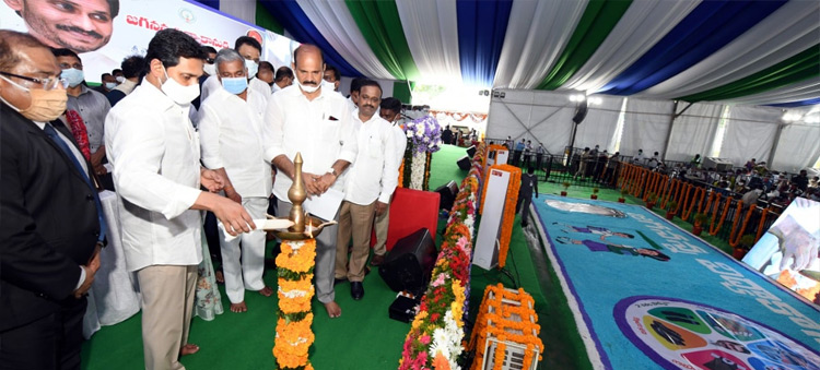 CM YS Jagan Launches Jagananna Vidya Kanuka