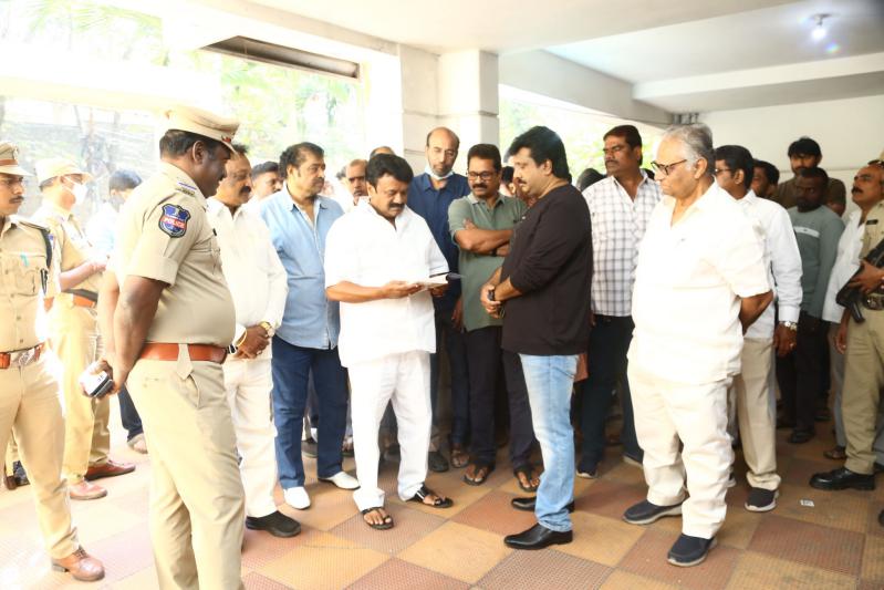 kaikala-satyanarayana-last-rites-15.jpg