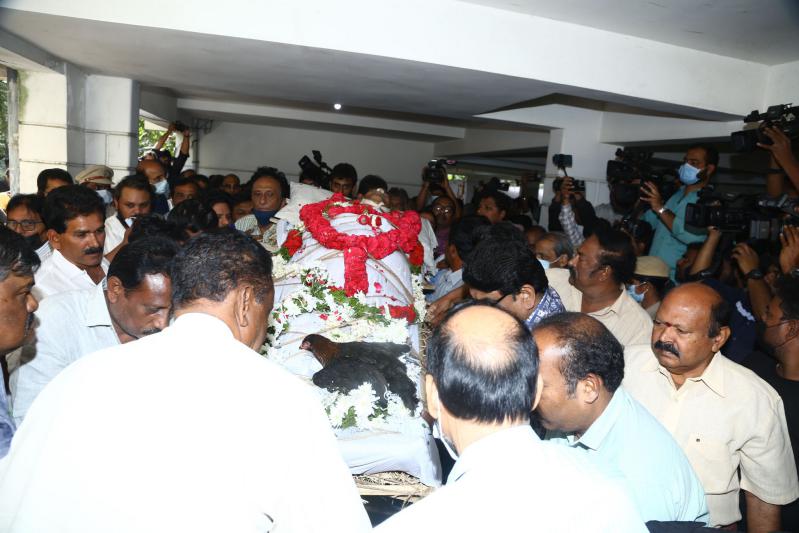 kaikala-satyanarayana-last-rites-17.jpg