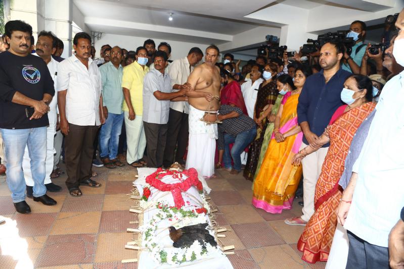 kaikala-satyanarayana-last-rites-18.jpg