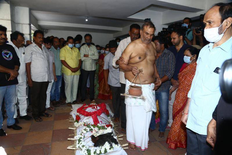 kaikala-satyanarayana-last-rites-19.jpg