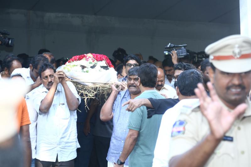 kaikala-satyanarayana-last-rites-29.jpg