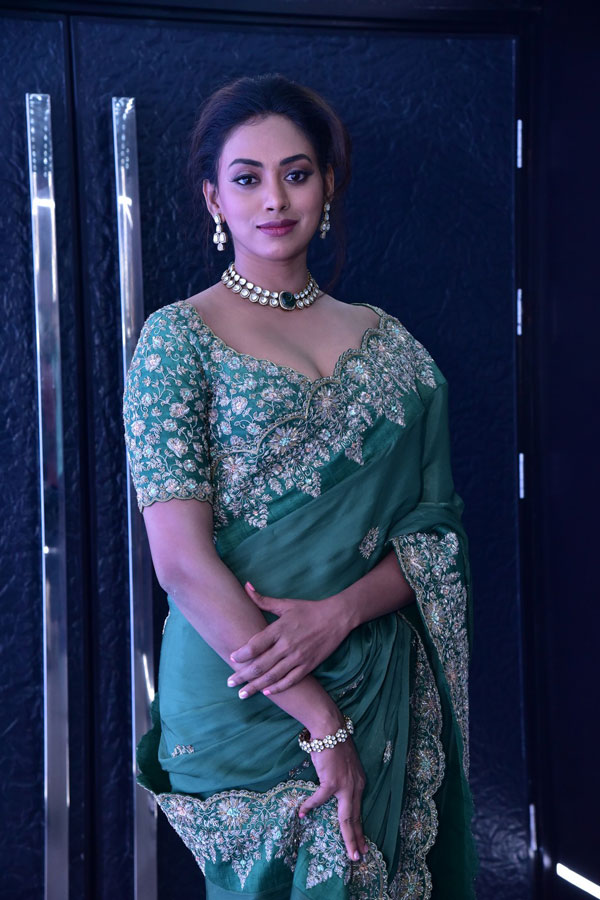 kamakshi-bhaskarla-stills-2-4.jpg
