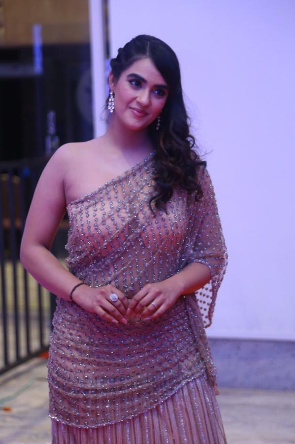 kavya-thapar-stills-10.jpg