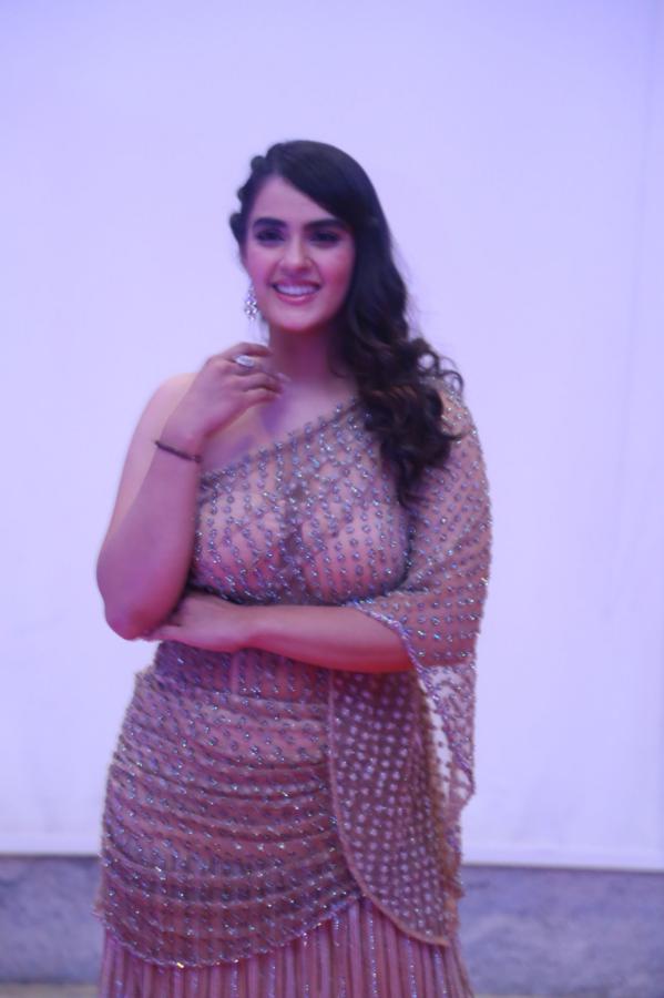 kavya-thapar-stills-14.jpg