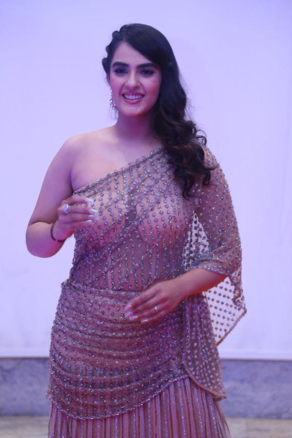 kavya-thapar-stills-16.jpg