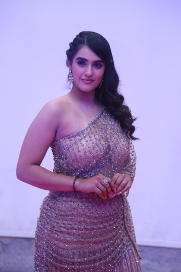 kavya-thapar-stills-18.jpg