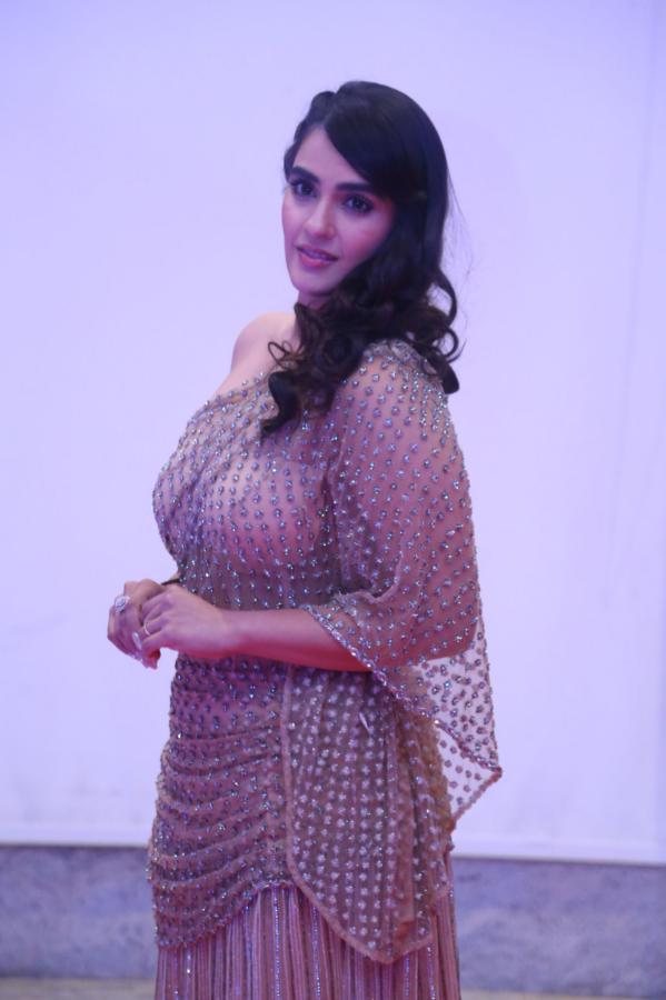 kavya-thapar-stills-19.jpg