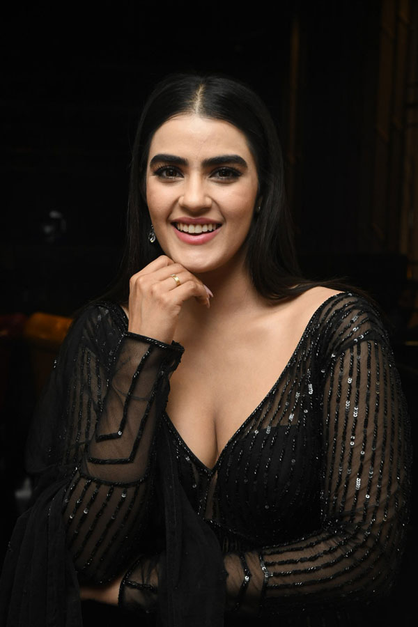 kavya-thapar-stills-3-10.jpg