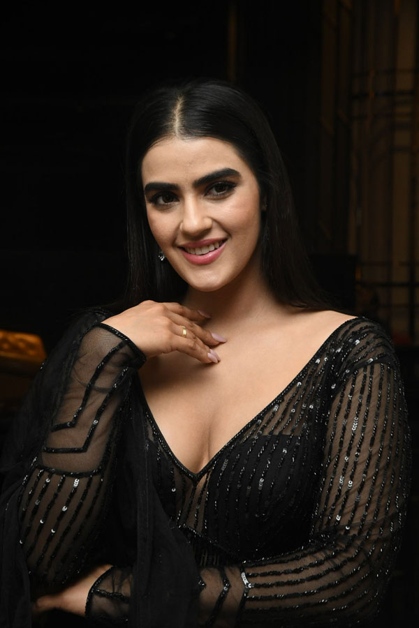kavya-thapar-stills-3-11.jpg