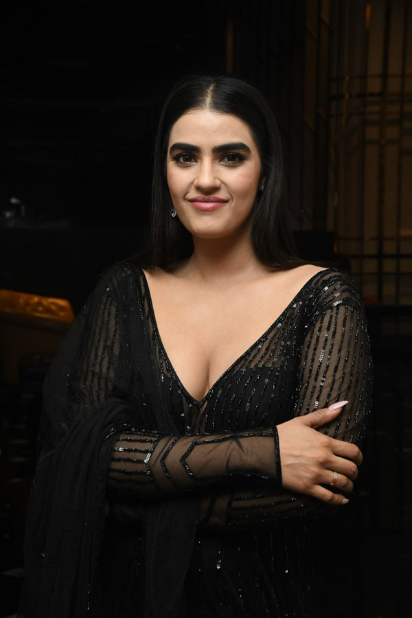 kavya-thapar-stills-3-12.jpg