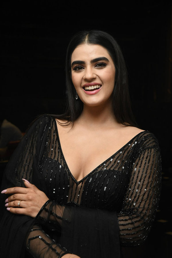 kavya-thapar-stills-3-13.jpg