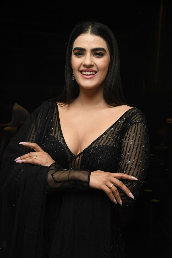 kavya-thapar-stills-3-14.jpg