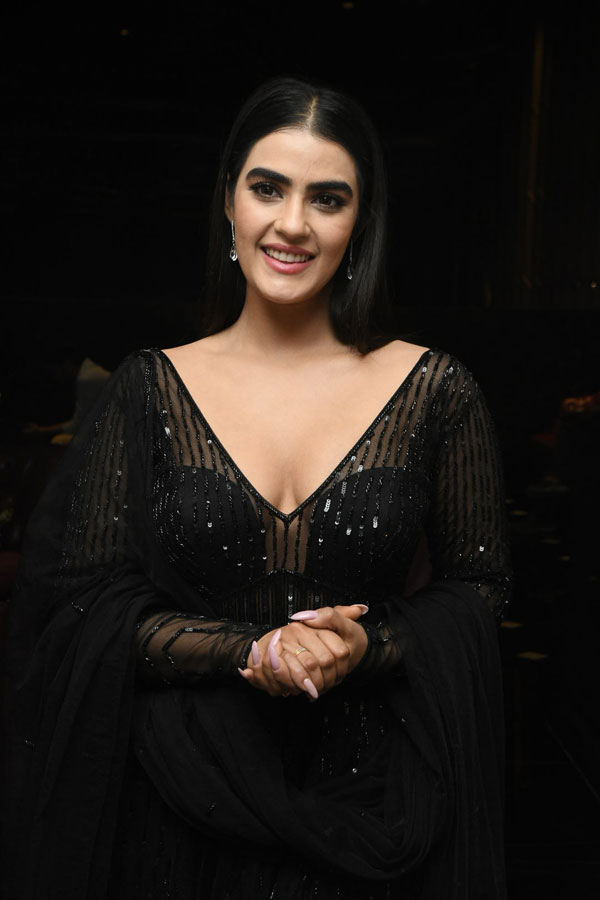 kavya-thapar-stills-3-15.jpg