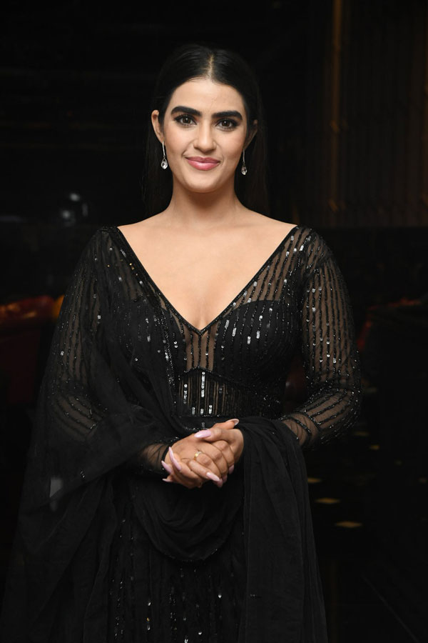 kavya-thapar-stills-3-17.jpg