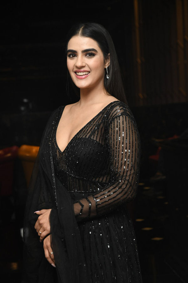 kavya-thapar-stills-3-19.jpg