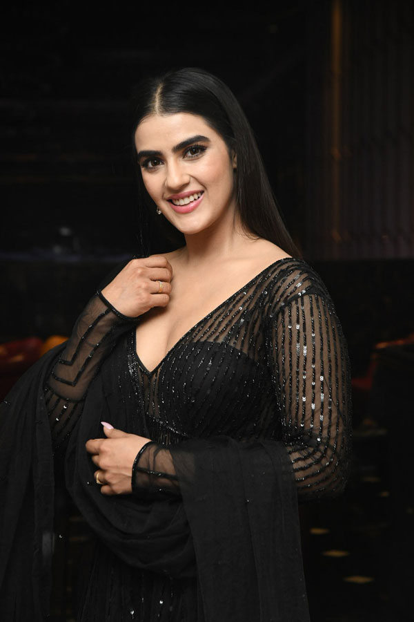 kavya-thapar-stills-3-20.jpg