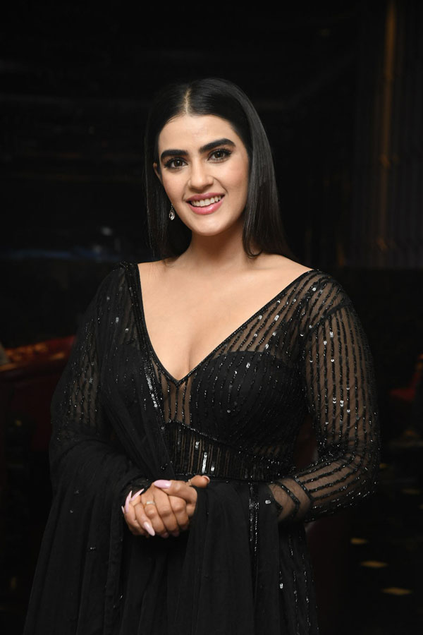 kavya-thapar-stills-3-3.jpg