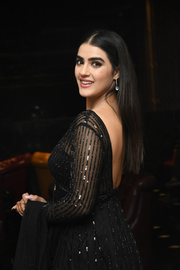 kavya-thapar-stills-3-4.jpg