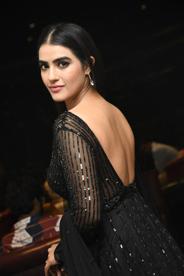 kavya-thapar-stills-3-5.jpg