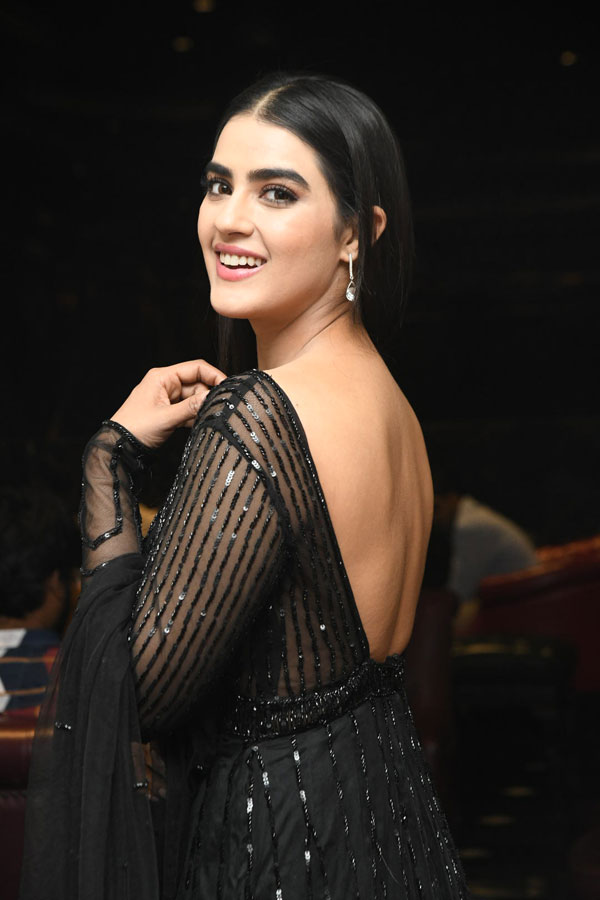 kavya-thapar-stills-3-6.jpg