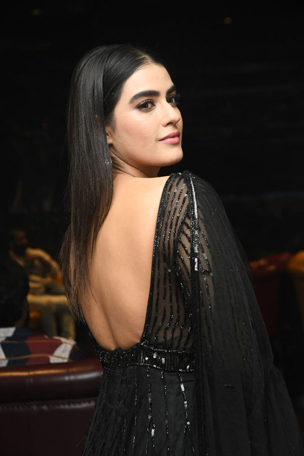 kavya-thapar-stills-3-8.jpg
