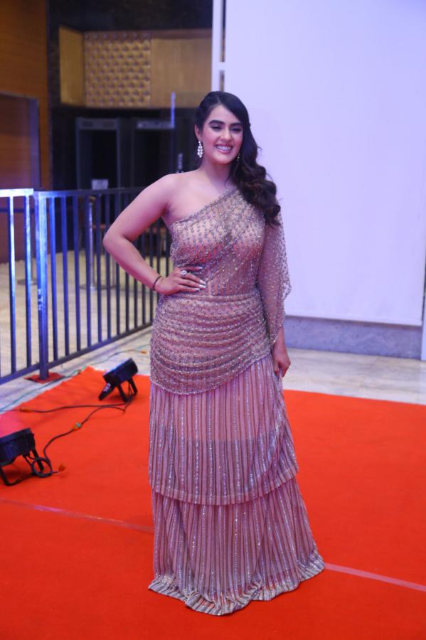 kavya-thapar-stills-3.jpg
