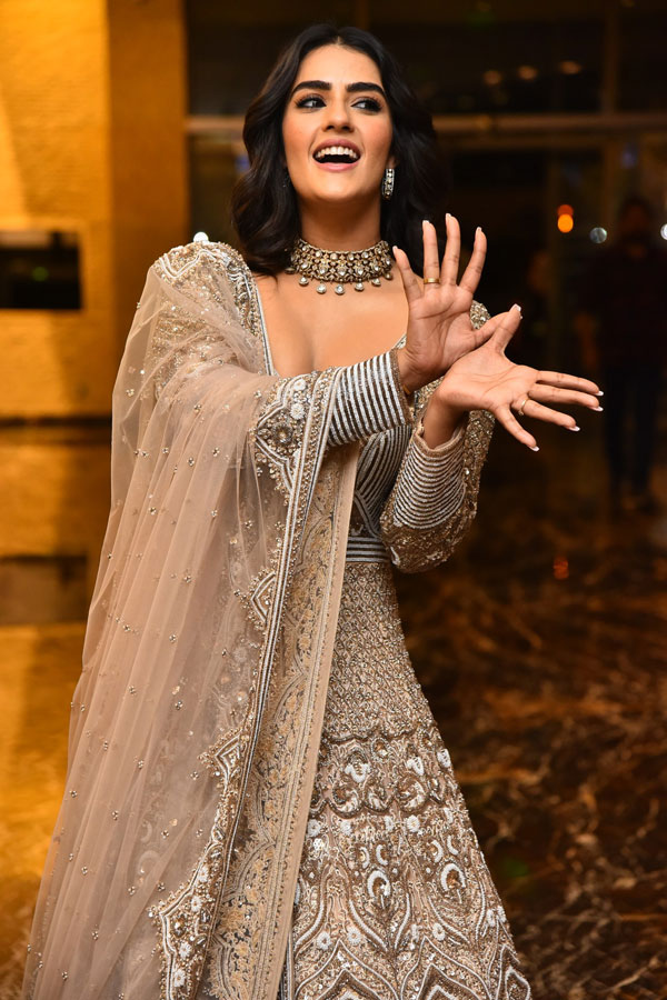 kavya-thapar-stills-4-10.jpg