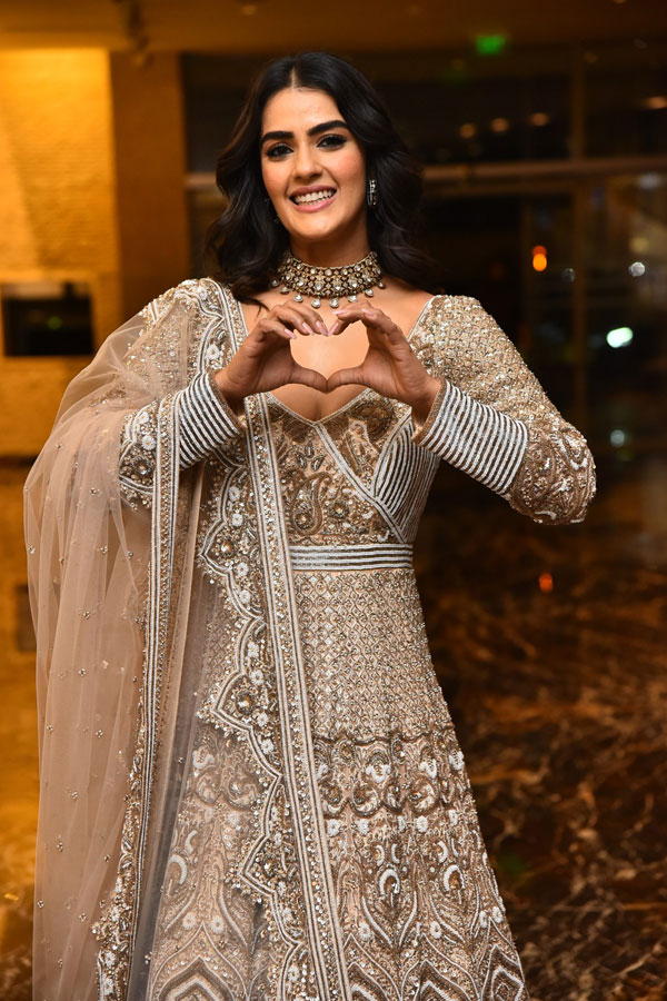 kavya-thapar-stills-4-13.jpg