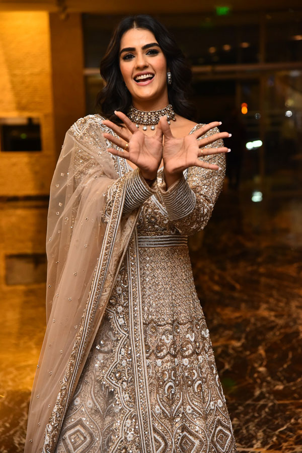 kavya-thapar-stills-4-14.jpg