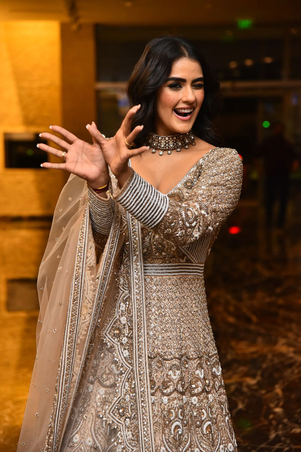 kavya-thapar-stills-4-15.jpg