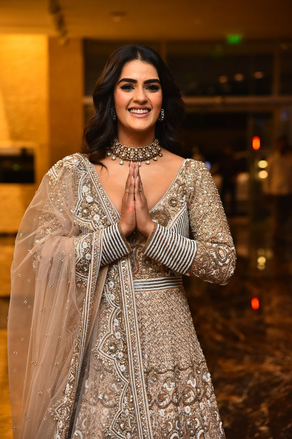 kavya-thapar-stills-4-16.jpg