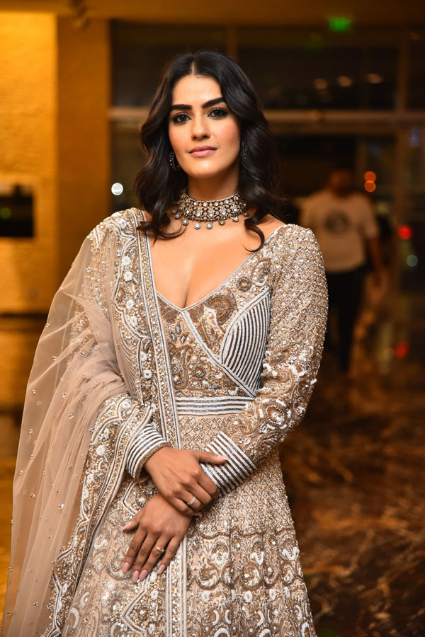 kavya-thapar-stills-4-17.jpg
