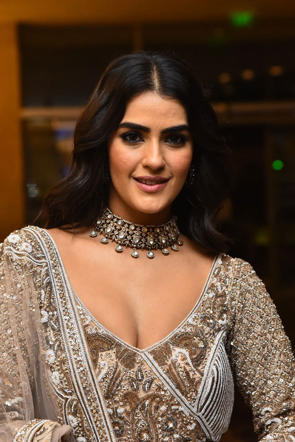 kavya-thapar-stills-4-21.jpg