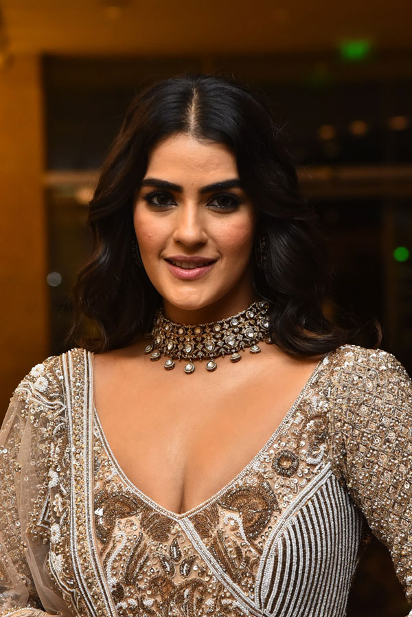 kavya-thapar-stills-4-22.jpg