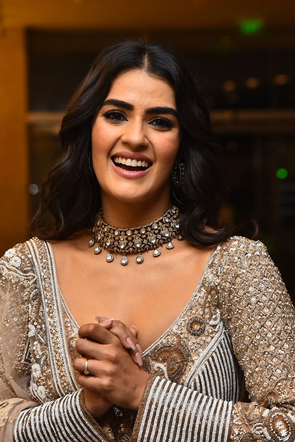 kavya-thapar-stills-4-23.jpg