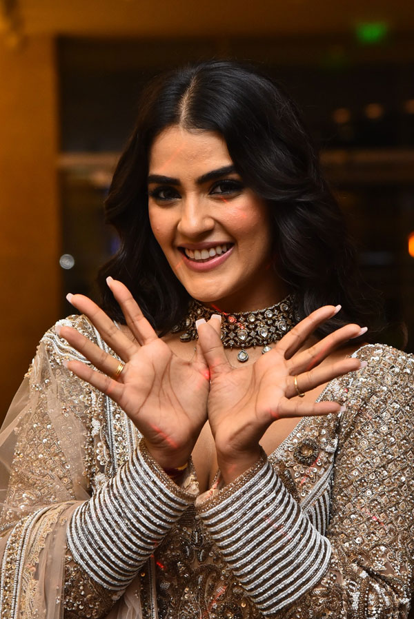 kavya-thapar-stills-4-24.jpg