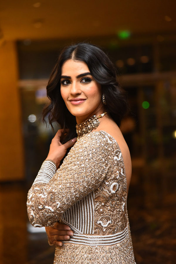 kavya-thapar-stills-4-3.jpg