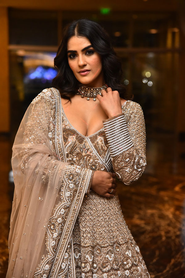 kavya-thapar-stills-4-6.jpg