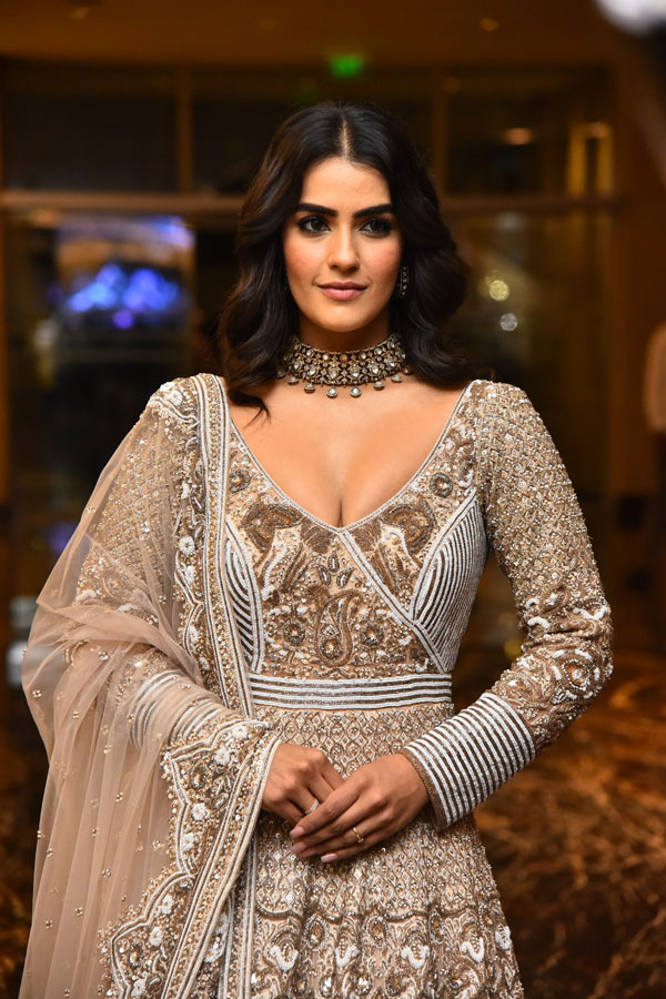 kavya-thapar-stills-4-7.jpg