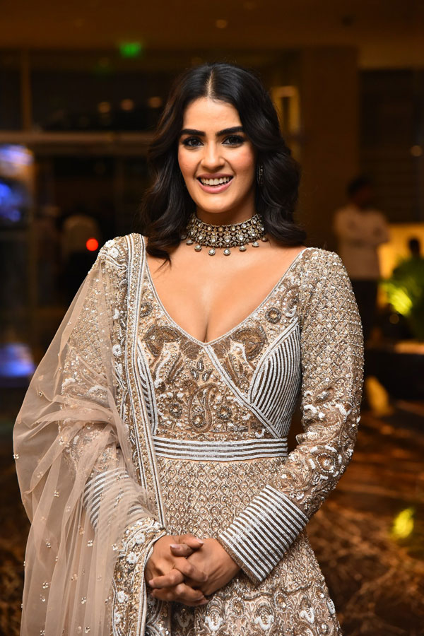 kavya-thapar-stills-4-8.jpg