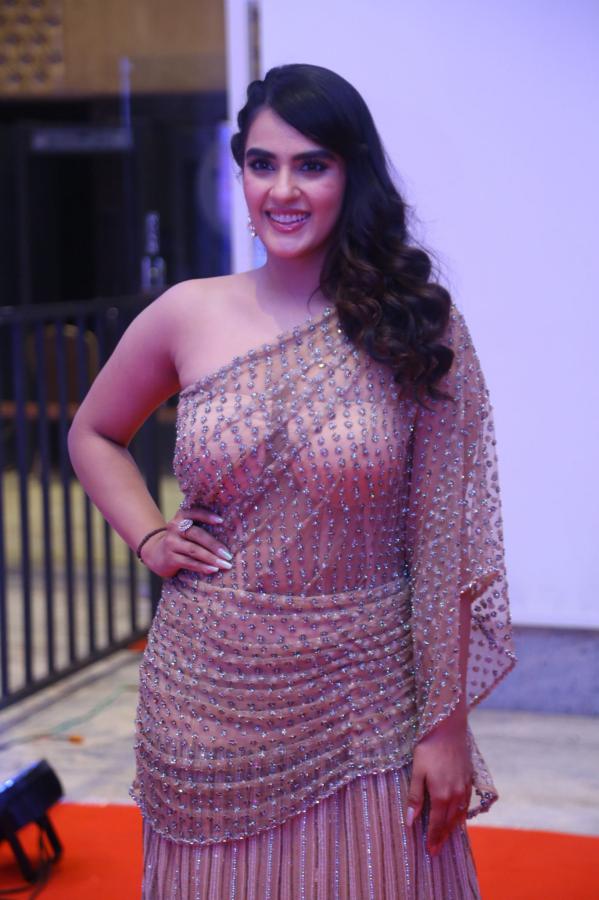 kavya-thapar-stills-4.jpg
