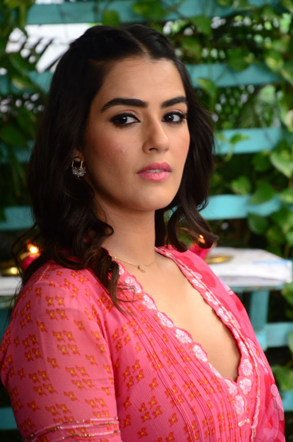 kavya-thapar-stills-5-10.jpg