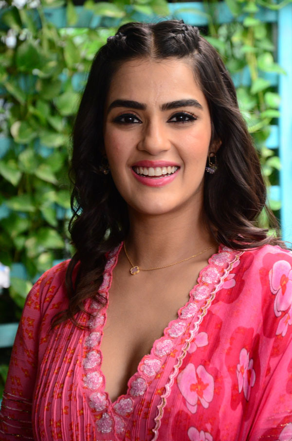 kavya-thapar-stills-5-11.jpg