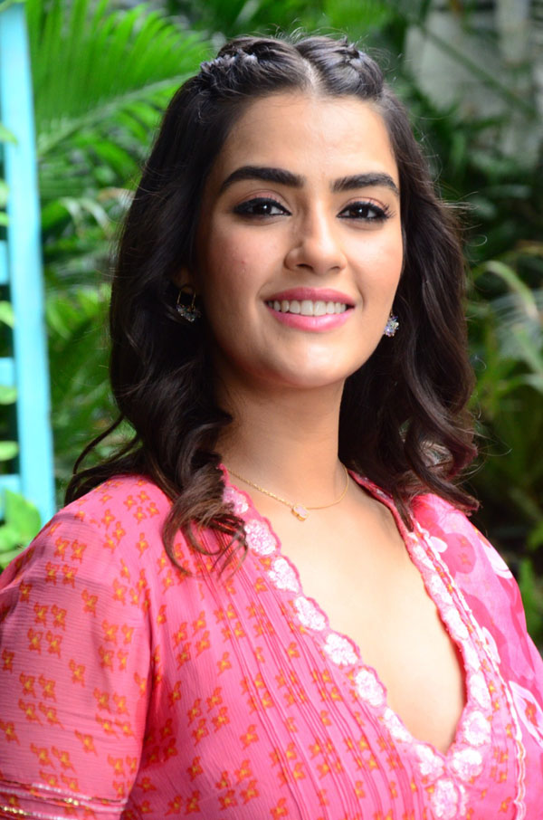 kavya-thapar-stills-5-12.jpg