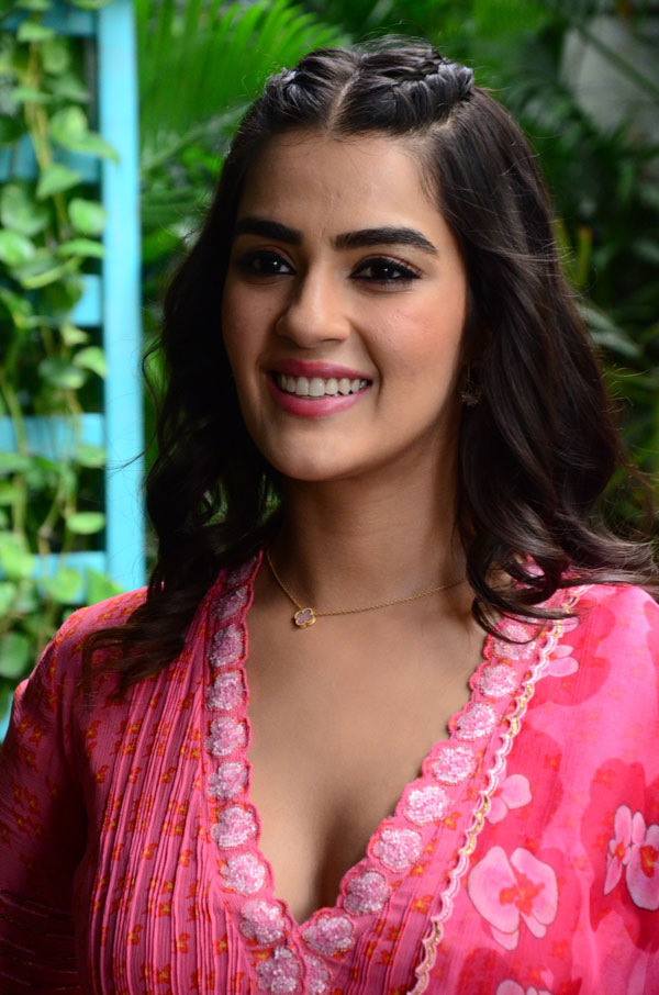 kavya-thapar-stills-5-13.jpg