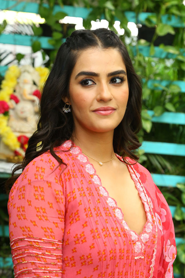 kavya-thapar-stills-5-15.jpg